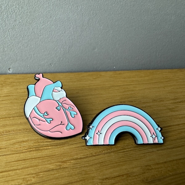 Trans Flag Heart & Rainbow! Metall Emaille Pin, Anstecker: Trans, RIP Gender Roles, LGBTQ, Queer, Equality CSD Pride, Human rights, Enby