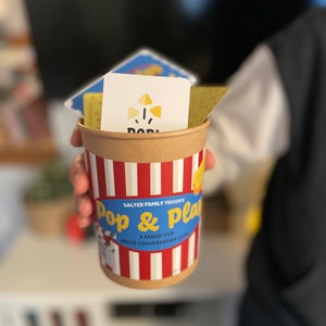 Jogo de cartas de conversação sobre filmes para a família Pop + Play (cristão)