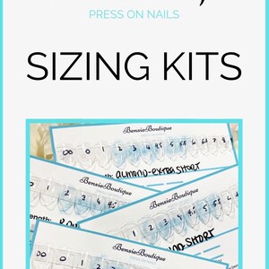 Peut inclure: Un ensemble de guides de taille pour ongles en plastique transparent pour les ongles pressés. Les guides sont numérotés et indiquent la forme et la longueur des ongles : Amande extra courte, Amande courte et Courte. Les guides sont sur un fond blanc avec le texte "Bensie Boutique" imprimé dessus.