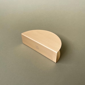 Pu&ograve; includere: Un supporto in metallo color oro a forma di semicircolo con le parole "Oak & Gift" incise sulla superficie.