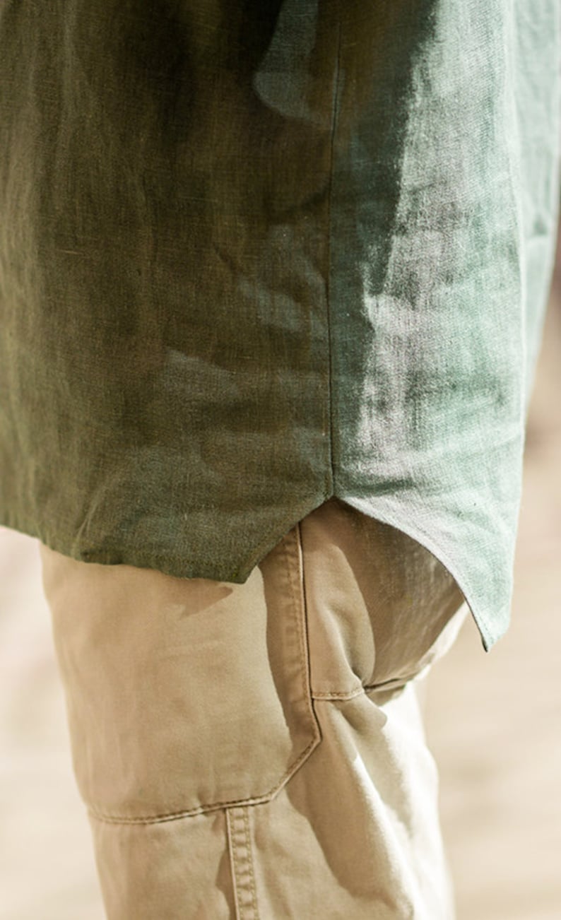 K&ouml;nnte beinhalten: Ein gr&uuml;nes Leinenhemd mit abgerundetem Saum, das in eine beige Cargohose gesteckt ist.