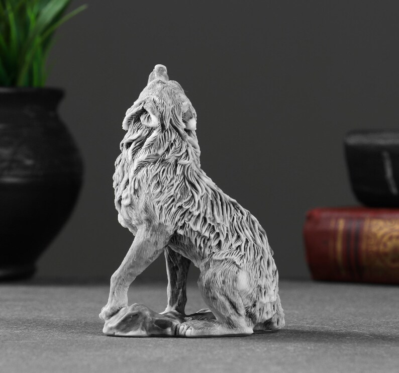 статуэтки двух волков. свеча волк. сувенир "два волка" серый. фигурка "волк". два волка фигурки.