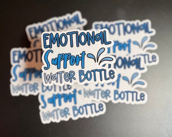 Peut inclure: Plusieurs autocollants blancs avec du texte bleu et un motif de goutte d'eau bleue. Le texte sur les autocollants indique "Emotional Support Water Bottle".