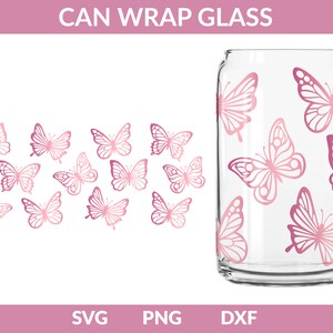 Puede incluir: Un vaso transparente para envolver latas con un diseño de mariposas rosas. El vaso tiene múltiples mariposas en varios tamaños y tonos de rosa. Las palabras "CAN WRAP GLASS" están en la parte superior, y "SVG", "PNG" y "DXF" en la parte inferior.