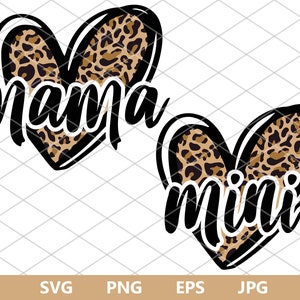 Peut inclure: Deux motifs en forme de cœur noirs avec un motif léopard. Le cœur du haut porte le mot "mama" écrit en écriture cursive noire. Le cœur du bas porte le mot "mini" écrit en écriture cursive noire.