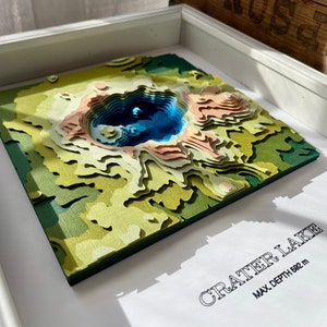 Aangepaste kaart Crater Lake, Oregon | 3D-kaart met gelaagd papier topografie/bathymetrie | INGELIJST