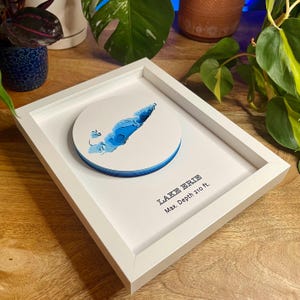 See Eriesee | 3D Schichtpapier Bathymetrie | GERAHMT | Personalisierte Seekarte