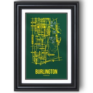 Könnte beinhalten: Ein gerahmter Kartendruck von Burlington, Vermont, mit einem dunkelgrünen Hintergrund und gelben Straßennamen. Der Name der Stadt ist unten prominent in Gelb dargestellt, darunter der Bundesstaat. Der Rahmen ist schwarz.