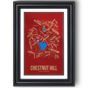 Puede incluir: Impresión enmarcada de un mapa de Chestnut Hill, Massachusetts, con nombres de calles dorados y elementos de agua azules sobre un fondo rojo. El texto "CHESTNUT HILL MASSACHUSETTS" está en la parte inferior. El marco es negro.