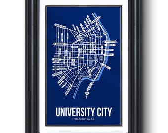 Peut inclure: Impression encadrée d'une carte de University City, Philadelphie, PA. La carte est blanche sur fond bleu foncé, avec les noms de rues et les points de repère. Le cadre est noir.