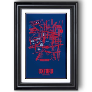 Puede incluir: Arte de mapa enmarcado de Oxford, Mississippi, con un diseño de calles rojo detallado sobre un fondo azul oscuro. La palabra "Oxford" se muestra prominentemente en rojo, con "Mississippi" debajo. El marco negro añade un toque clásico.