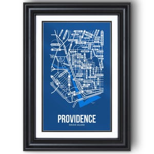Pode incluir: Impressão emoldurada com um mapa estilizado de Providence, Rhode Island, em branco sobre um fundo azul escuro. Os nomes das ruas estão rotulados. A palavra "PROVIDENCE" está na parte inferior. A moldura é preta.