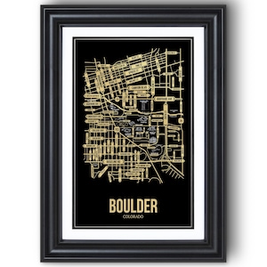 Könnte beinhalten: Gerahmter schwarz-goldener Kartendruck von Boulder, Colorado. Die Karte zeigt Straßennamen und Wahrzeichen in einem detaillierten, stilisierten Design. Der Druck ist in einem schwarzen Rahmen mit einem weißen Passepartout eingefasst.
