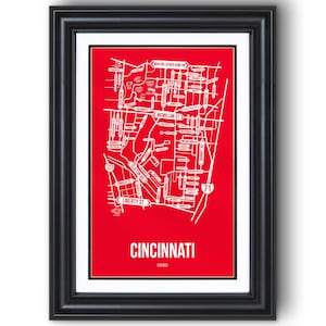 Puede incluir: Impresión enmarcada de un mapa de Cincinnati, Ohio, en blanco sobre un fondo rojo. El mapa incluye nombres de calles como McMillan St y Liberty St. La impresión está en un marco negro.