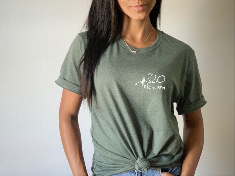 Custom Name Nurse Shirt: Personalization Stethoscope Heartbeat RN Tee Bild 6