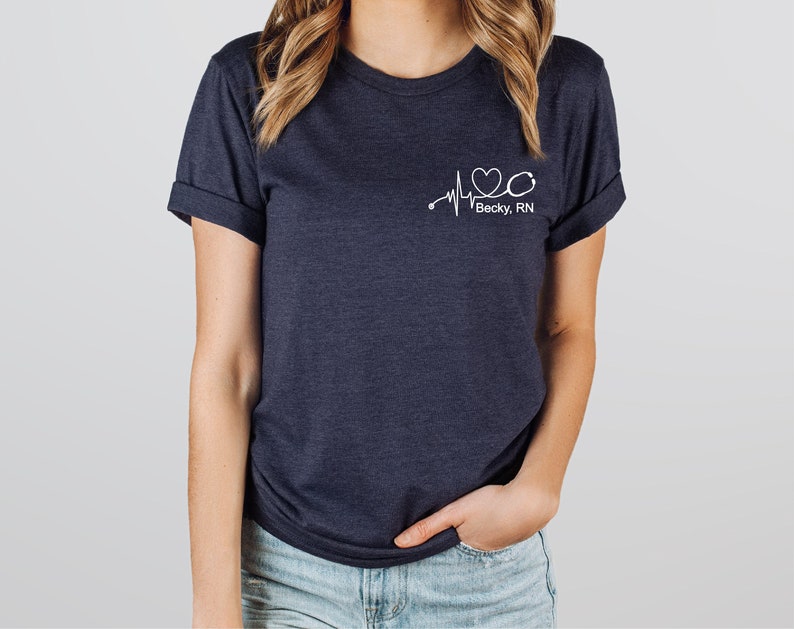 Custom Name Nurse Shirt: Personalization Stethoscope Heartbeat RN Tee Bild 3