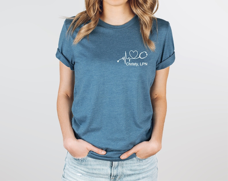 Custom Name Nurse Shirt: Personalization Stethoscope Heartbeat RN Tee Bild 1