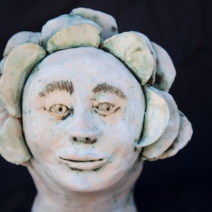 Keramische sculptuur &quot;The Medieval Counselor&quot;, keramische hoge kunst, uniek geschenk, hedendaagse kunst, woondecoratie, geschiedenis, kleurrijk/mooi