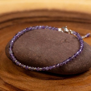 Amethyst Armband, zierliche, perfekt für jeden Tag tragen • perfektes Geschenk für sie • minimalistische Armband • Naturstein Armband • Mütter Geschenk