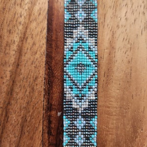Native handmade beaded bracelet / Bracelet Autochtone en perles fabriqués à la main
