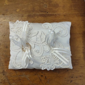 Cuscino porta anelli in pizzo macramè
