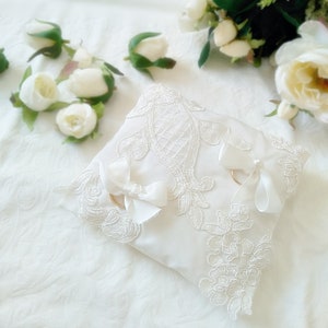 Cuscino portafedi in raso Duchessa con pizzo Berta Bridal Style