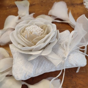 Cuscino porta anelli con fiore ranuncolo in tessuto organza seta