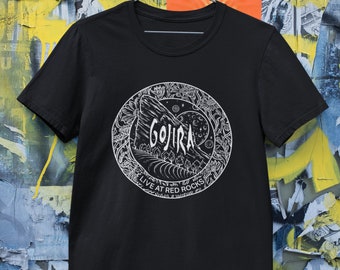 Puede incluir: Camiseta negra con un gráfico blanco de una cordillera con el texto "Gojira Live at Red Rocks" en un círculo.