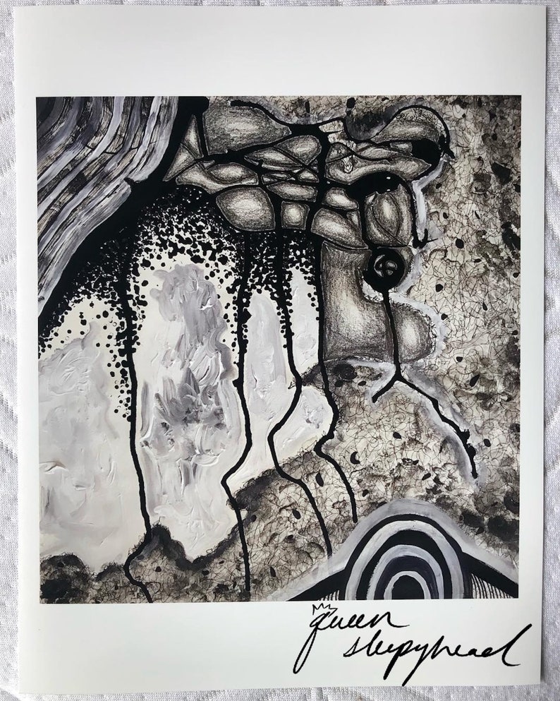 Puede incluir: Impresi&oacute;n de arte abstracto en blanco y negro con un fondo texturizado y una firma en la parte inferior que dice "My Queen Sleepyhead".
