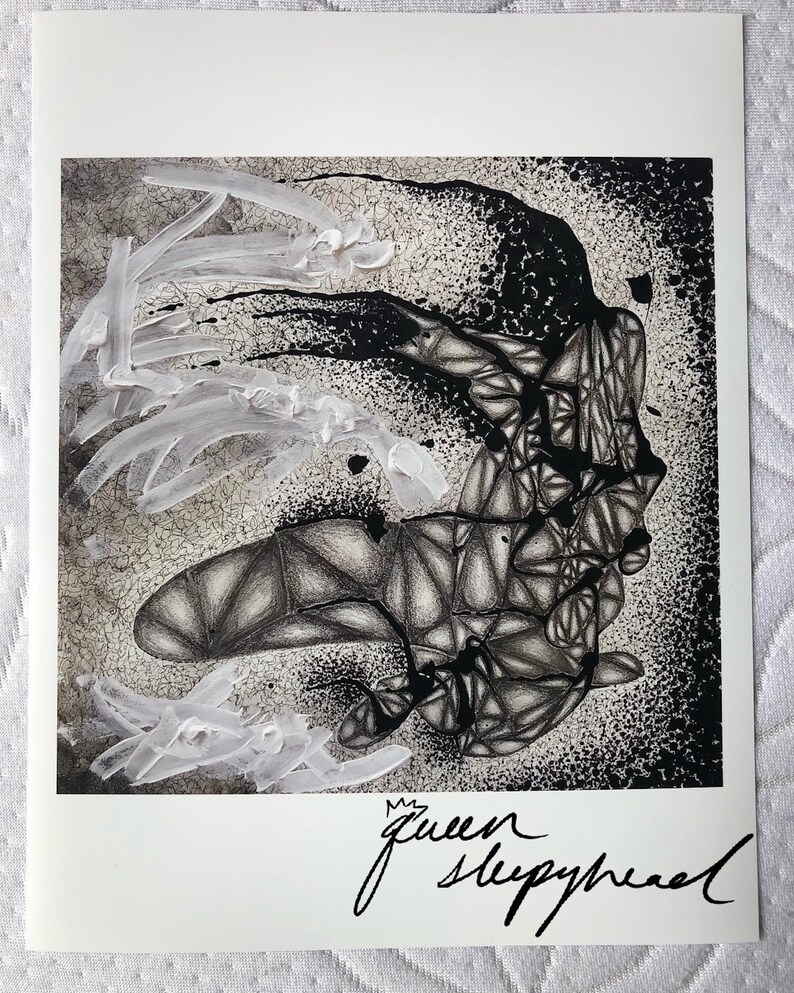 Pode incluir: Impress&atilde;o de arte abstrata em preto e branco com um design geom&eacute;trico e respingos de tinta branca. A impress&atilde;o &eacute; assinada "Queen Sleepyhead" em tinta preta.