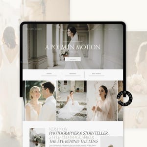 Könnte beinhalten: Ein digitales Tablet zeigt eine Website mit dem Text „A POEM IN MOTION“ und „VERA NOX PHOTOGRAPHER & STORYTELLER“. Die Website präsentiert Hochzeitsfotografie. Im Hintergrund eine Braut in weißem Kleid und ein Paar.