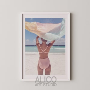 Retro Frau Foto Poster, Rosa & Beige Strand Wandkunst, Künstlerische Rohfotografie, White Sands Druck, Blaues Meer Kunstwerk, Pastellfarben Dekor