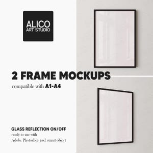 以下が含まれることがあります： 白い壁に白いマットが付いた黒い額縁が2つあります。額縁は空で、あなたの作品を入れる準備ができています。額縁はA1とA4サイズの紙に対応しています。額縁の下に黒い文字で「2 FRAME MOCKUPS」と書かれています。最初の行の下に黒い文字で「compatible with A1-A4」と書かれています。2行目の下に黒い文字で「GLASS REFLECTION ON/OFF」と書かれています。3行目の下に黒い文字で「ready to use with」と書かれています。4行目の下に黒い文字で「Adobe Photoshop psd. smart object」と書かれています。