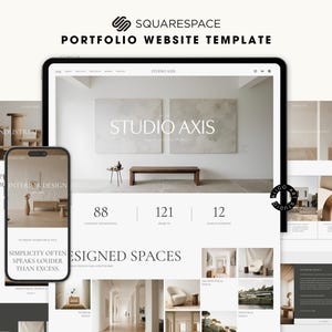 Może przedstawiać: Cyfrowa makieta szablonu strony portfolio Squarespace, prezentująca czysty, nowoczesny design. Szablon jest wyświetlany na tablecie i smartfonie, z tekstem "STUDIO AXIS" i "DESIGNED SPACES". Projekt podkreśla prostotę.