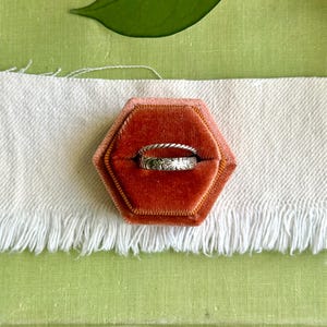 Juego de 2 anillos apiladores con diseño de plata de ley y estampado antiguo