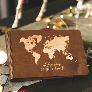 Op maat gegraveerd fotoalbum – plakboek wereldkaart – kerstcadeau voor reizigers en avonturiers. Cadeau ver weg, cadeau voor familie