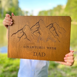 Album fotografico personalizzato in legno per avventure – “Avventure con papà” – Regalo per la festa del papà – Album Polaroid e Instax – Design per escursioni in montagna