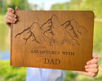 1. Álbum de Fotos Personalizado de Madeira para Aventuras – “Aventuras com o Papai” – Presente para o Dia dos Pais – Álbum de Recortes para Polaroid e Instax – Design de Montanha e Trilhas