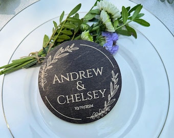 Posavasos rústicos de madera oscura para boda: recuerdo personalizado grabado para invitados / Recuerdos de madera a granel / Juego de posavasos / Regalo para invitados a la fiesta de bodas