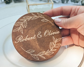 Posavasos rústicos de madera para boda: recuerdos de invitados personalizados y grabados / Recuerdos de madera a granel / Posavasos para regalo de despedida de soltera, decoración de boda personalizada