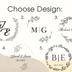K&ouml;nnte beinhalten: F&uuml;nf verschiedene Designs f&uuml;r einen personalisierten Kranz mit floralem Motiv. Die Designs beinhalten Initialen, Namen und Daten. Die Kr&auml;nze sind schwarzwei&szlig;.