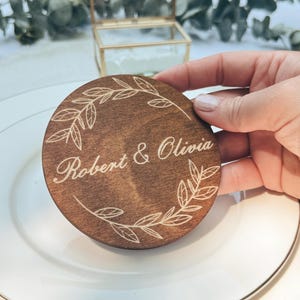 Gepersonaliseerde bruiloftonderzetters in bulk | Aangepaste houten gunsten voor gasten | Gegraveerde rustieke naamkaartjes | Naamkaartjes bruiloft | Receptiedecoratie