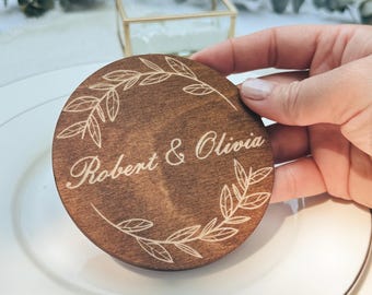 Personalisierte Hochzeit Untersetzer in loser Schüttung | Benutzerdefinierte hölzerne Gastgeschenke für Gäste | Gravierte rustikale Namensschilder | Hochzeit Tischkarten | Hochzeitsdekor