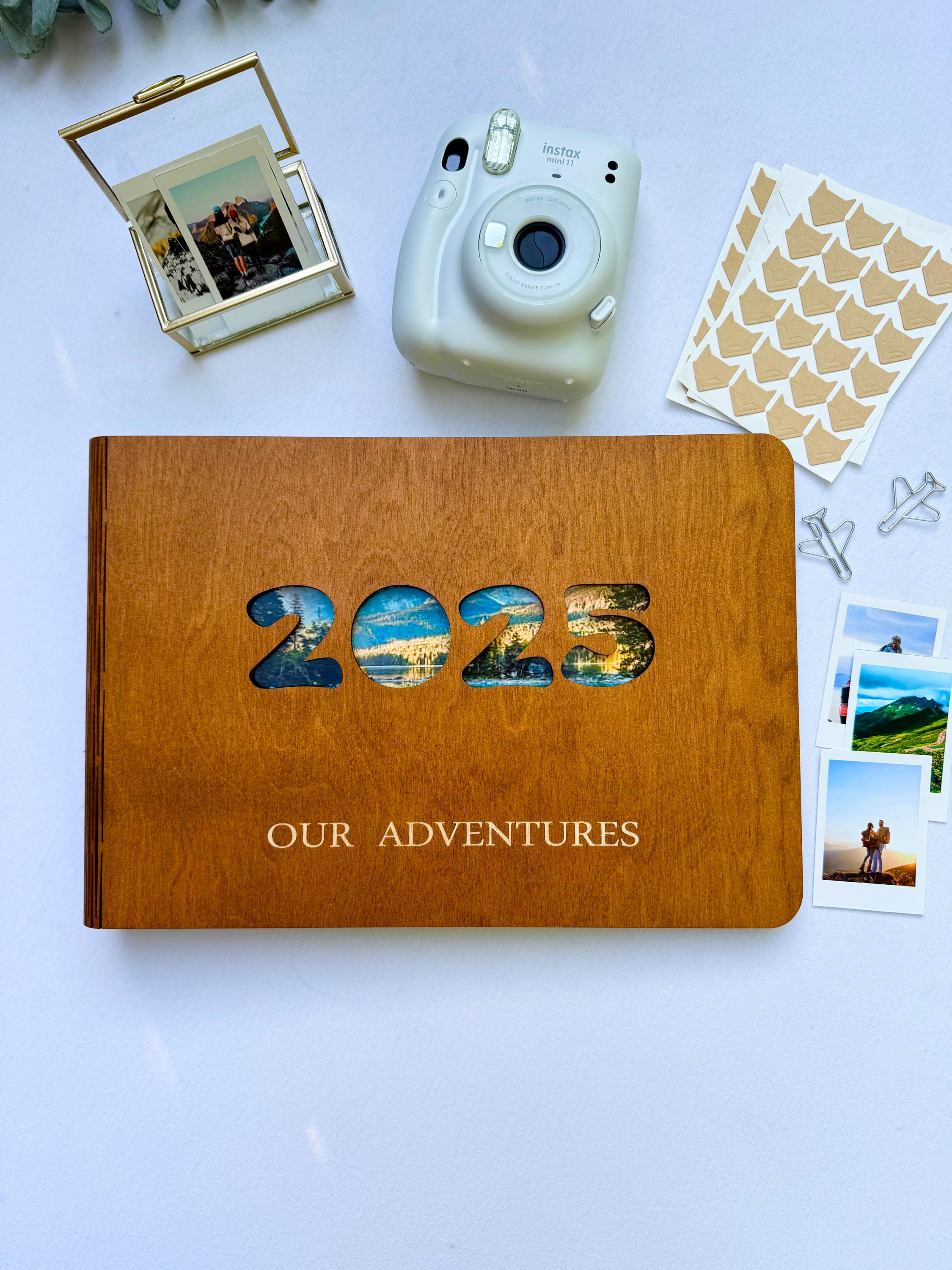 Wooden Adventure Photo Album 2025 – Travel Scrapbook for Couple – Personalized Vacation Memory Book – Polaroid Photo Album – Adventures Gift