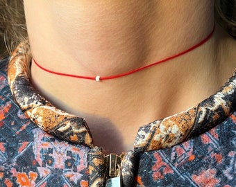 Schlichte Kette roter Faden Halskette Perlenkette Kette Choker Schmuck Individuell Personalisierbar Rot Bunte Perlen Dezent Minimal Zart