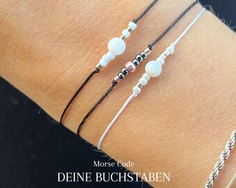 Set van 2 gepersonaliseerde armbanden Letters Initialen Morsecode Set Partner Sieraden Vriendschapsarmband Verjaardag Zoetwaterparel Parel Hart