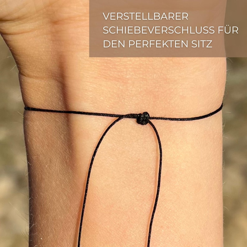 May include: Close-up of a black string bracelet with an adjustable sliding knot. The text in the image reads: "VERSTELLBARER SCHIEBEVERSCHLUSS F&Uuml;R DEN PERFEKTEN SITZ."