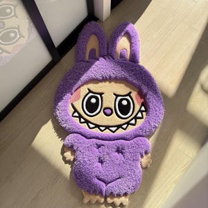 Flauschiger getufteter 3D-Teppich mit einem beliebten Charakter | Perfektes Geschenk für Kinder, Schwestern, Freundinnen und beste Freunde