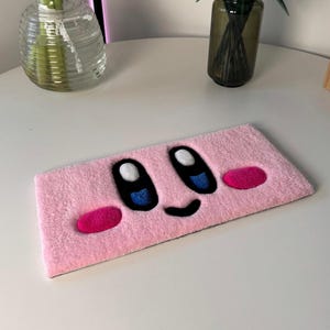 Tapis rose pour clavier avec personnage de dessin animé populaire, tapis de style An 2000 - Cadeau fantastique pour les amis, les joueurs et les amateurs de dessins animés