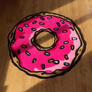 Handgemaakt getuft roze donuttapijt - perfect cadeau voor vrienden, vriendinnen, kinderen en tekenfilmfans